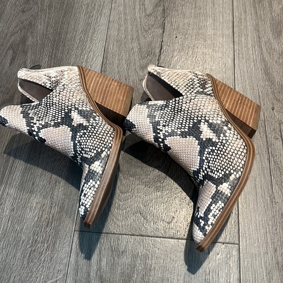Steve Madden Snip-Toe Snakeskin 2" heel‎ Bootie, Size 6M, - Picture 8 of 9